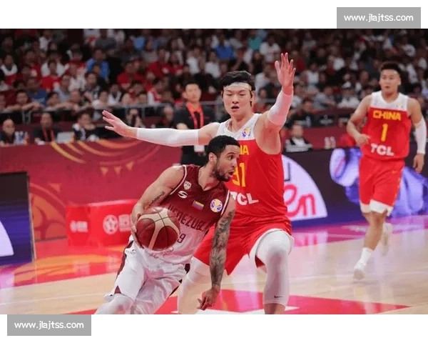 中国队对阵立陶宛篮球较量全景解析赛场攻防与关键转折回顾 中国队对阵立陶宛篮球较量全景解析赛场攻防与关键转折回顾